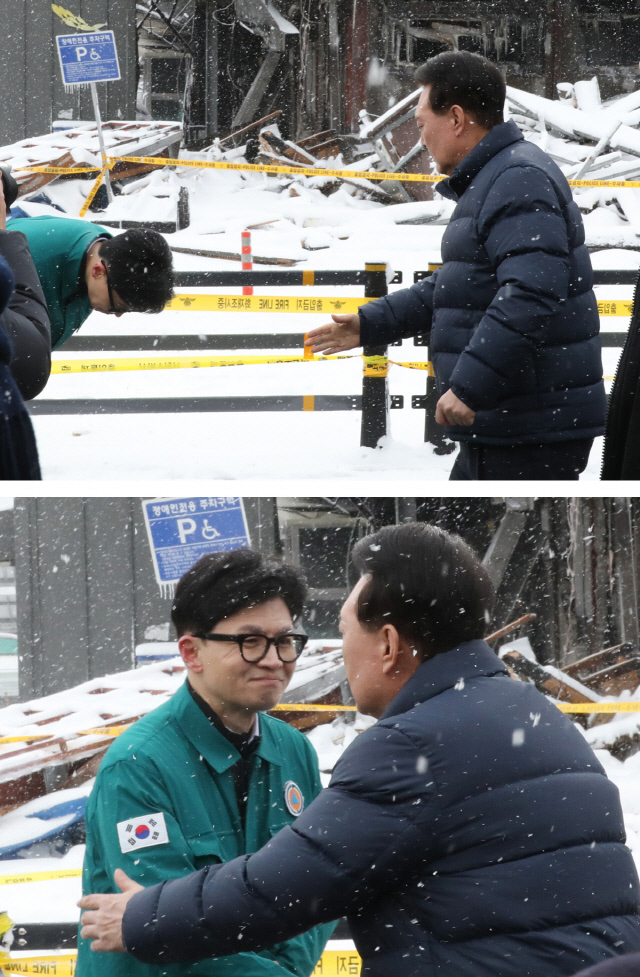 [위쪽]한동훈 국민의힘 비상대책위원장이 23일 충남 서천군 서천읍 서천특화시장 화재 현장에서 윤석열 대통령을 만나 허리숙여 인사하고 있다. [아래쪽] 윤석열 대통령이 23일 충남 서천군 서천읍 서천특화시장 화재 현장에서 한 비상대책위원장의 인사를 받은 뒤 악수를 하면서 팔을 감싸 안고 있다. 연합뉴스